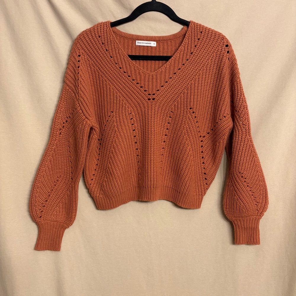 Moon & Madison Women’s Small V-Neck Sweater in Warm Rust with Pointelle Detail